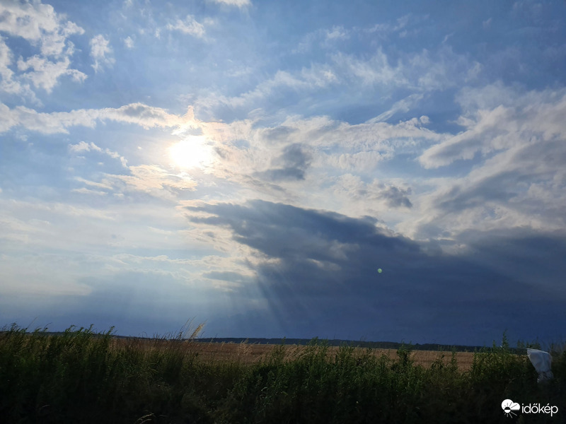 Még nem dőlt el: sütni fog vagy esni