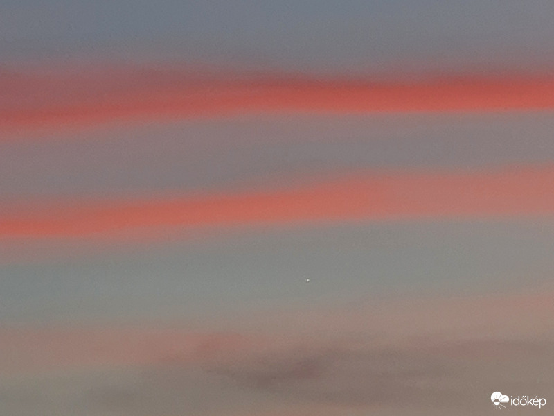 Felhőcsíkok közt Esthajnal csillag