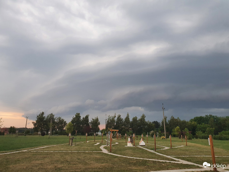 Készülődött a vihar...20 perc 22mm eső lett a vége