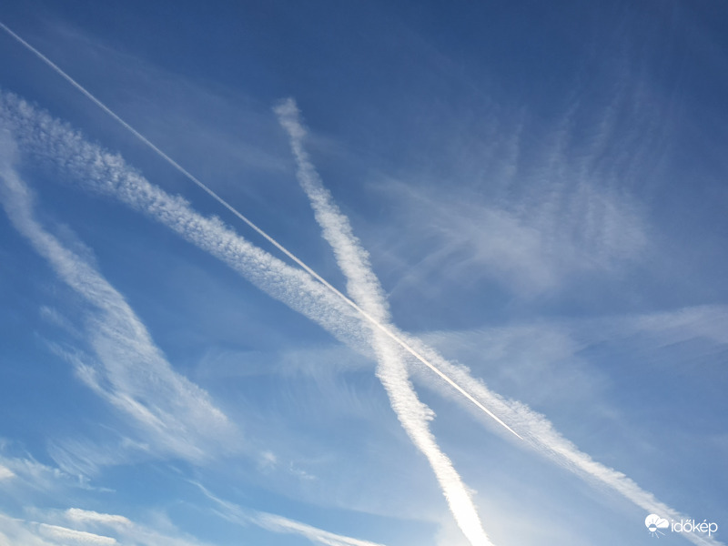 Ma a kondenzcsíkok találkozása nem volt tilos...