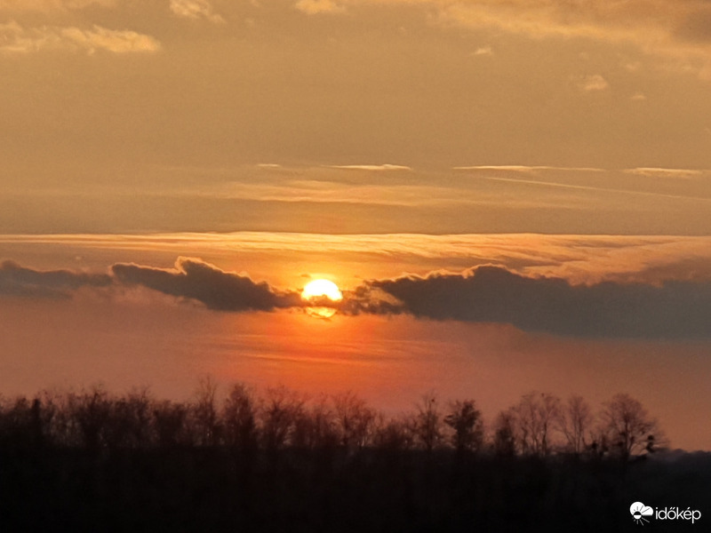 (Le)menet közben a mai naplemente...így nem túl éles, de napok óta az első