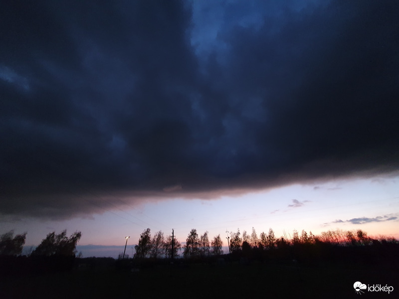 Leszállt az esti sötétség...