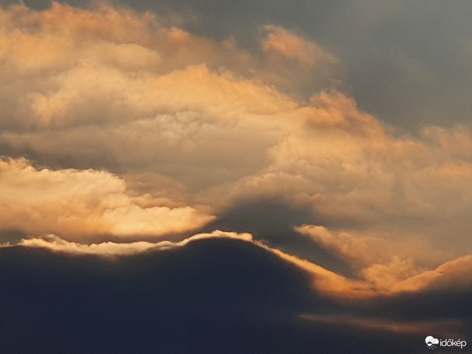 Mindjárt előbújik...