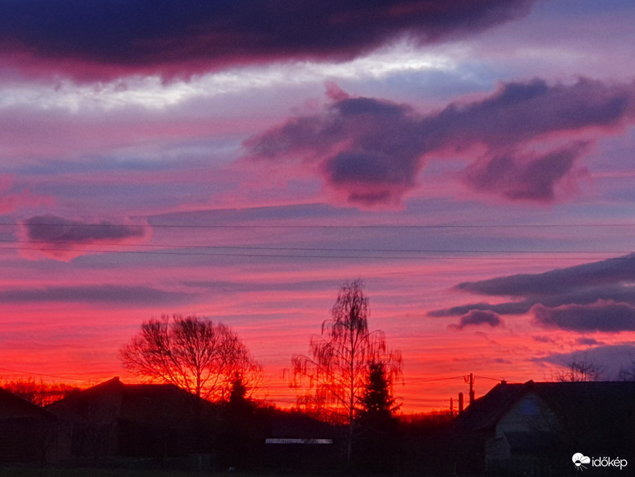 Házak közt hajnal hasadt...