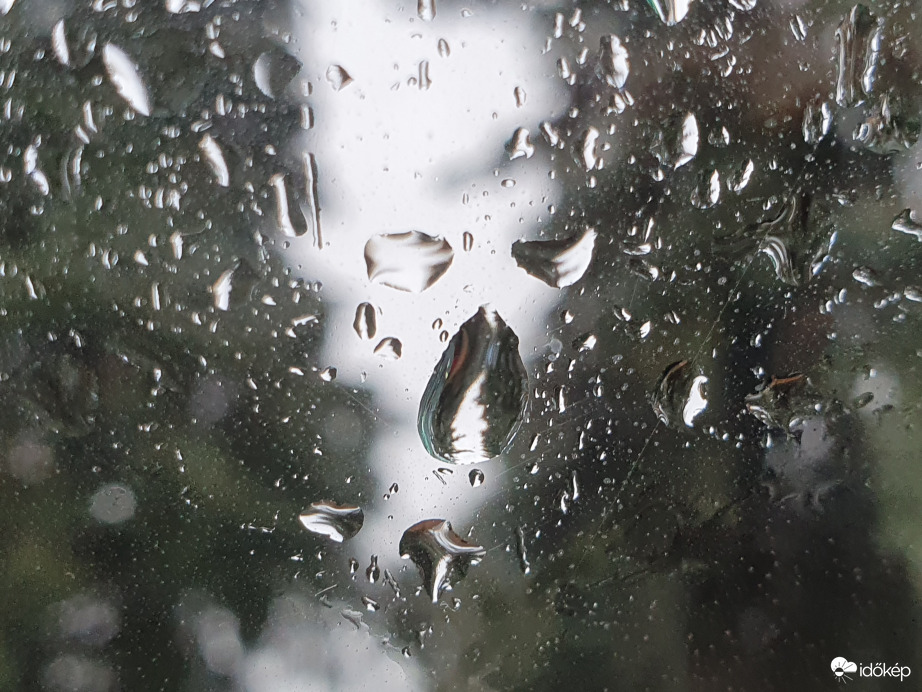 Derűre ború :( ...avagy szakad az eső