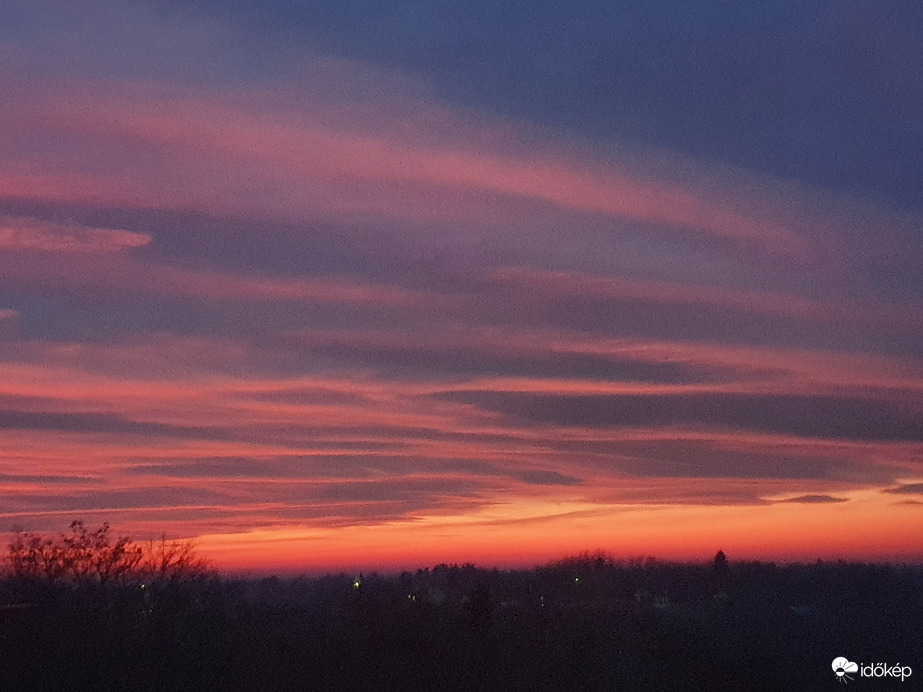 Napnyugta után egy órával 01.27