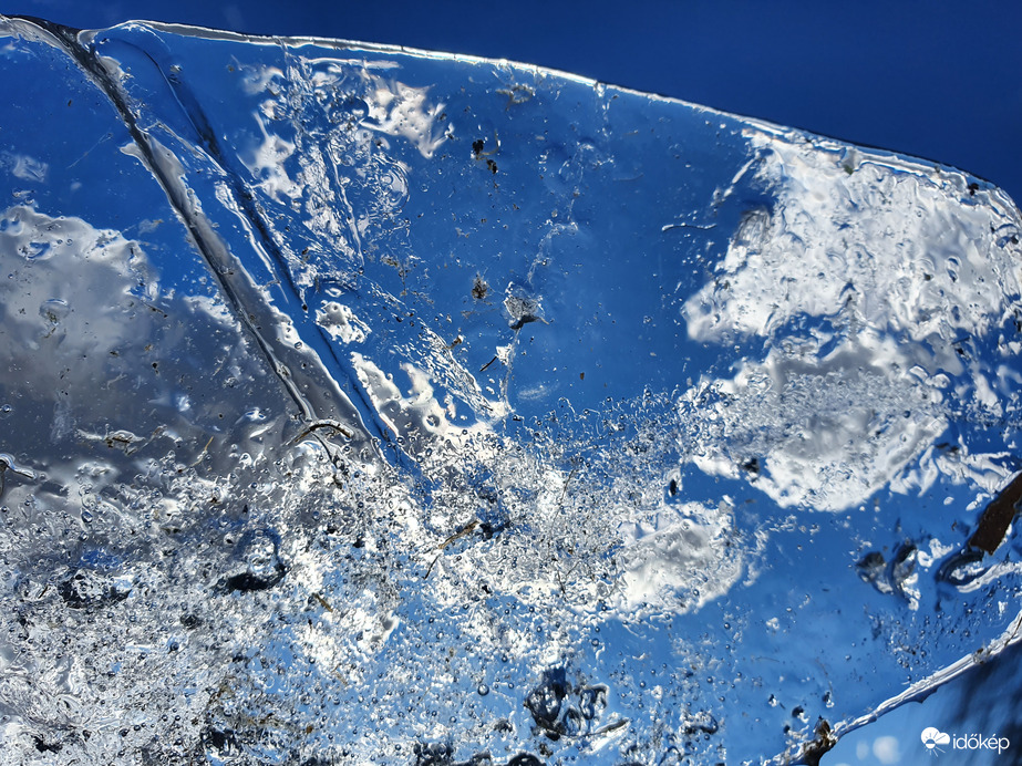 Kék ég és az utolsó balatoni jégdarabkák egyike