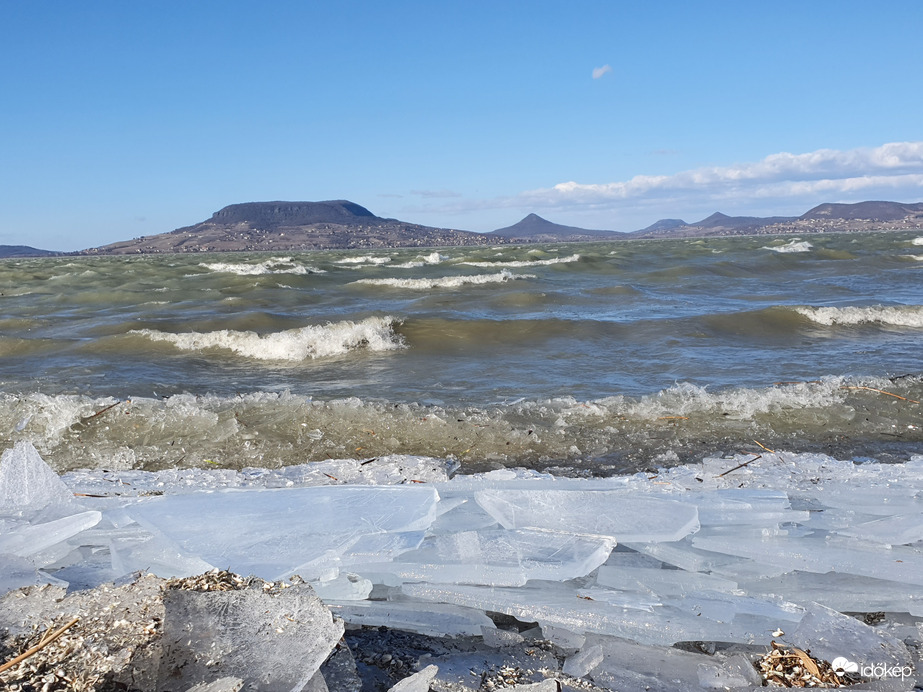 Hullámzik a Balcsi...