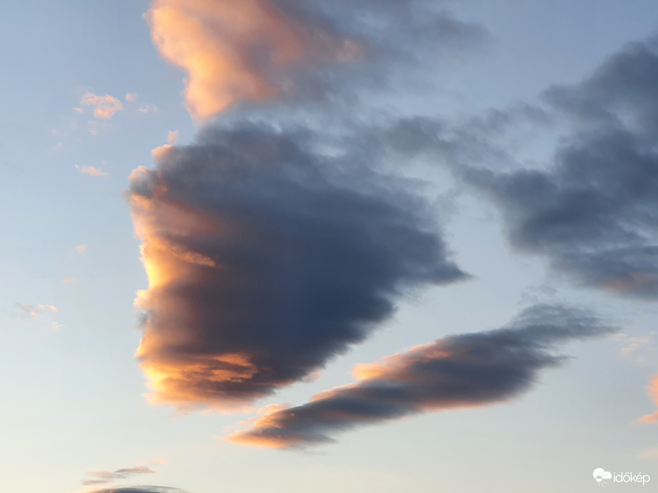 Napnyugta után morci fej az égen