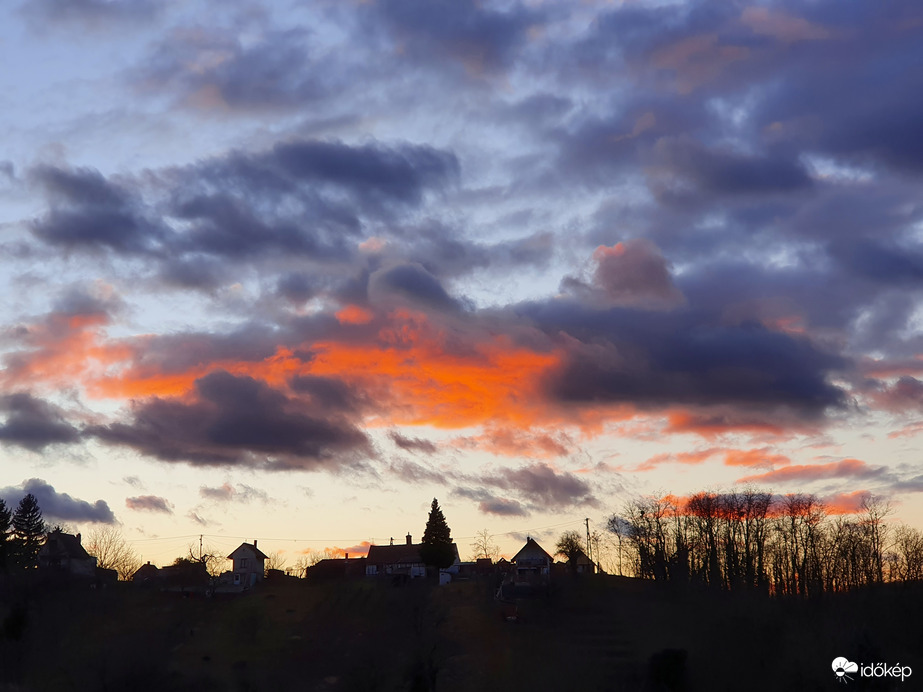 Napnyugta után Zalaegerszeg-Bazita felett