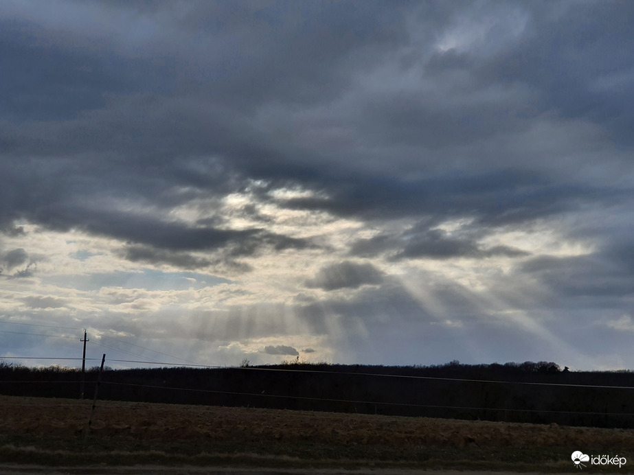 Felhők jöttek...felhők mentek...hol sütött...hol csak próbálkozott...