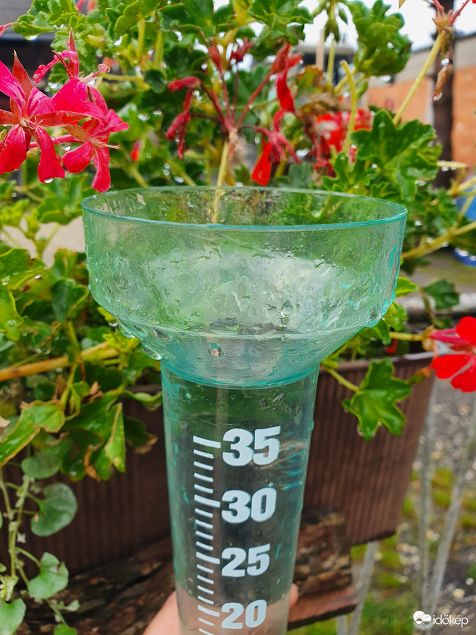 Éjszakai zuhé eredménye...38mm eső