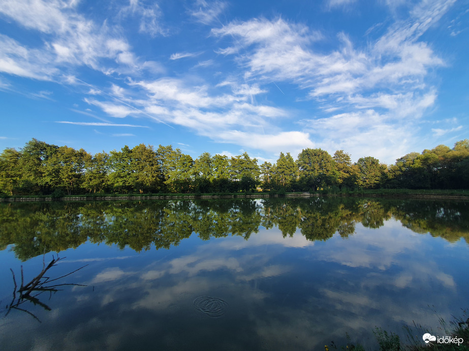 Enyhén felhős tóparti este 