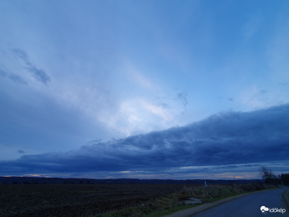 Péntek reggeli ijesztgetős felhő