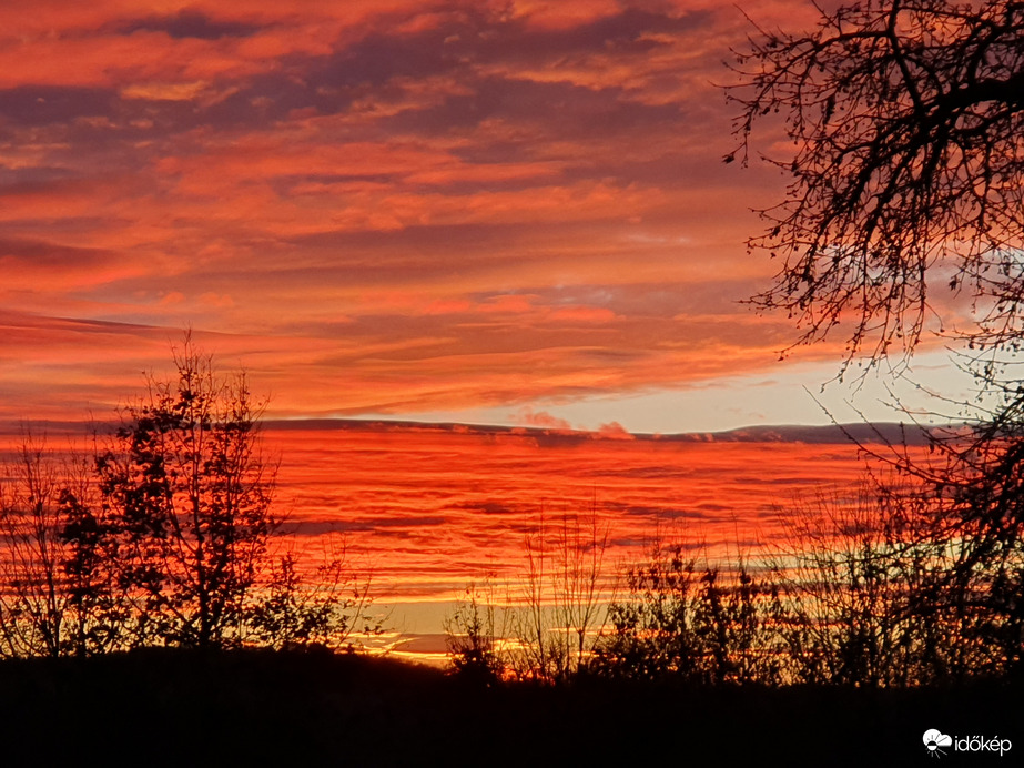 Vöröslő alkony