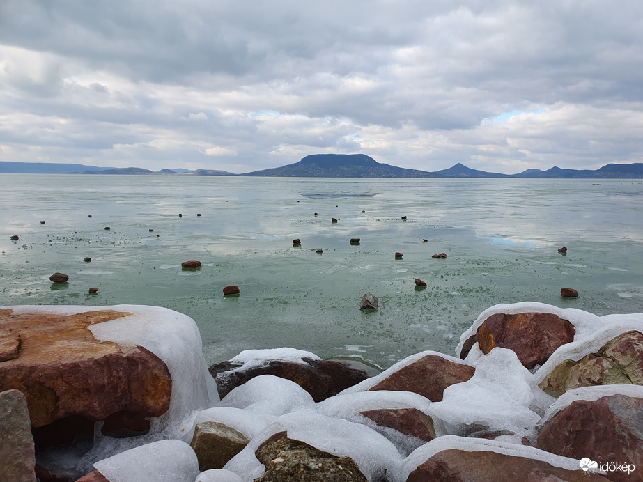 Már csak a köveket bírja el a Balaton jege...❄️