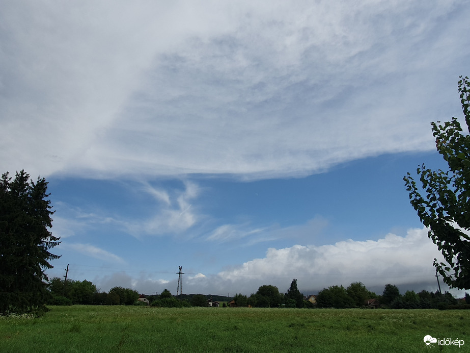 Két felvonás közt rés a pajzson...