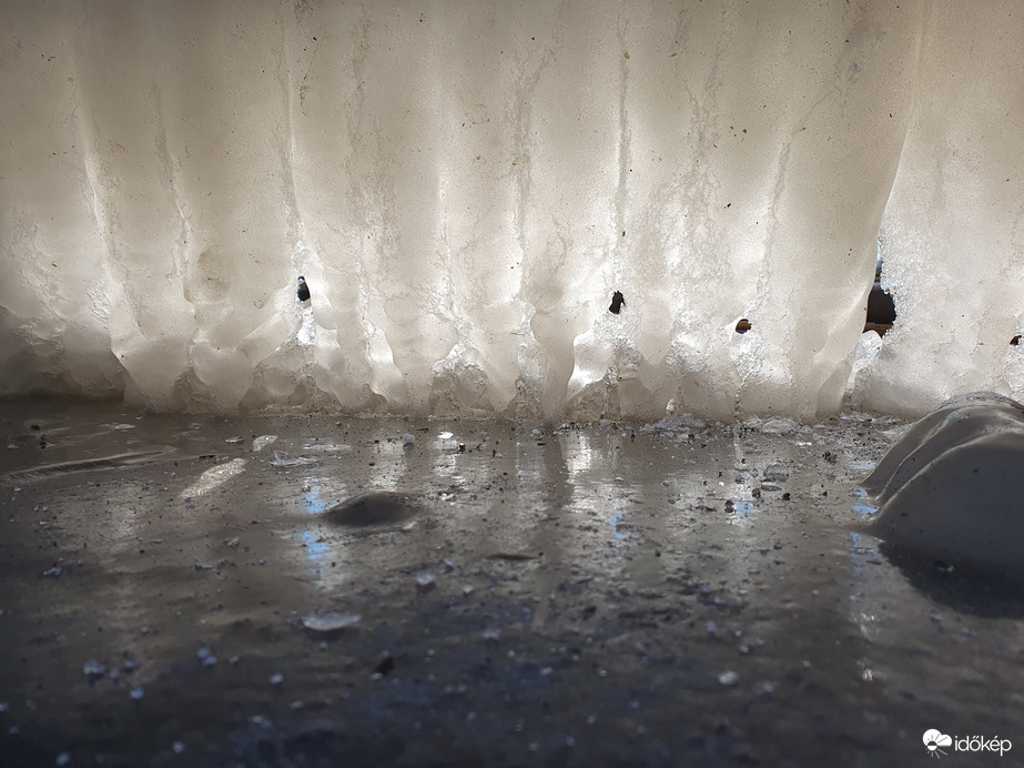  Tartja magát a jég