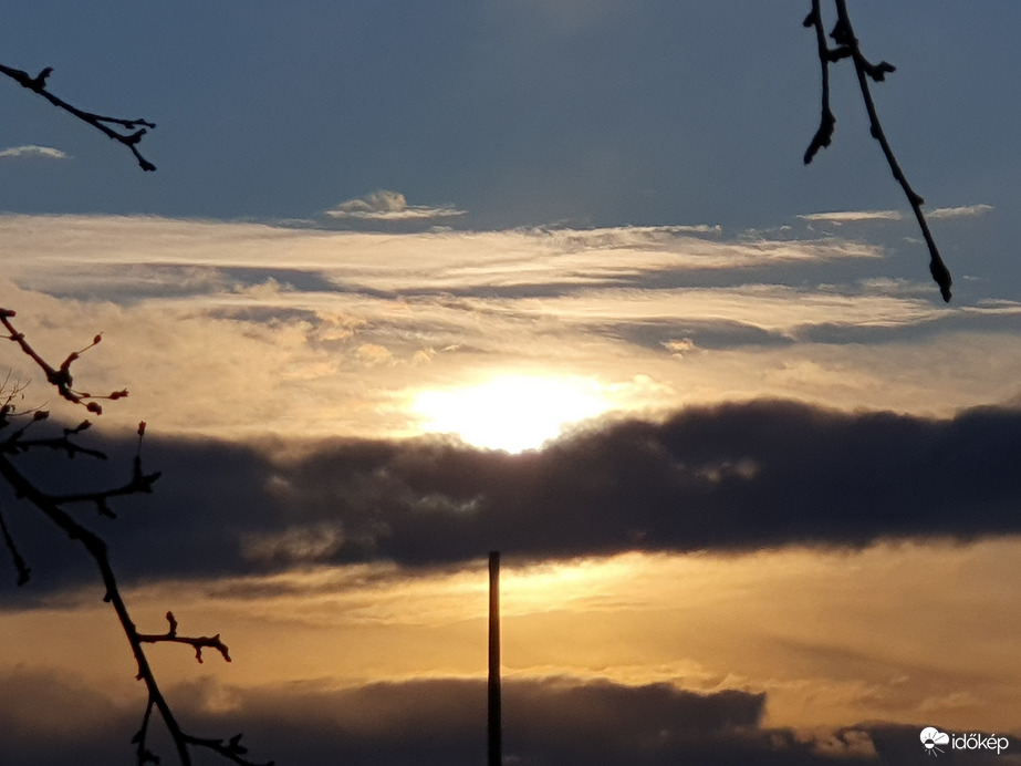 Csúszósan és álmosan kel a nap