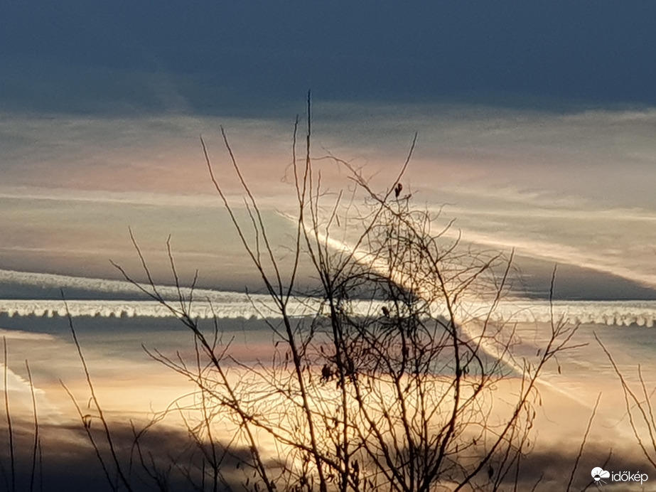 Irizáló alkonyati felhők