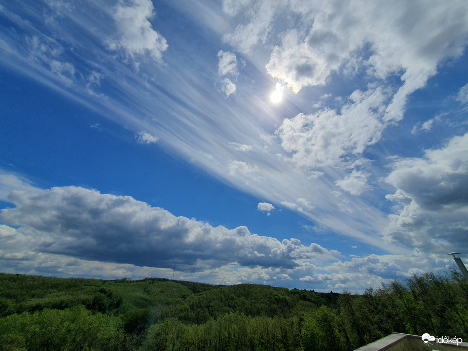 Göcseji égkép délben
