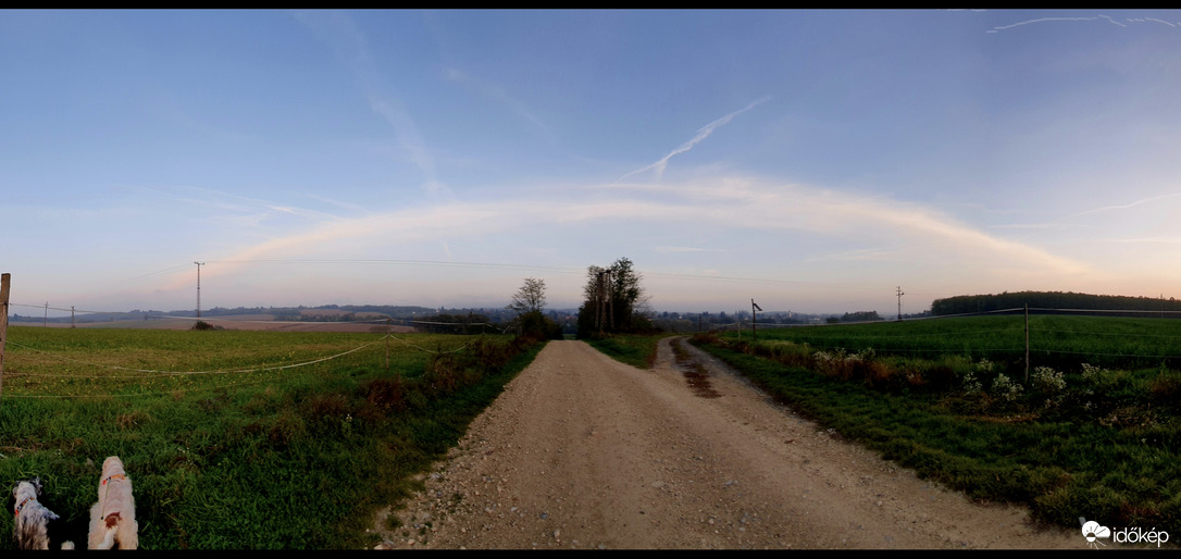 Égbolton átívelő felhő...