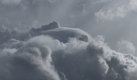 Hatalmas pileus sapka egy tornyosuló cumuluson