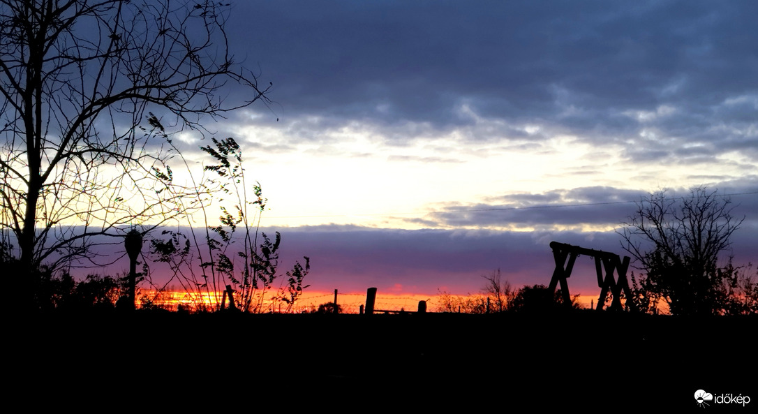 Lángoló naplemente. 
