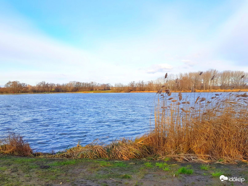 Szél fodrozta víztükör