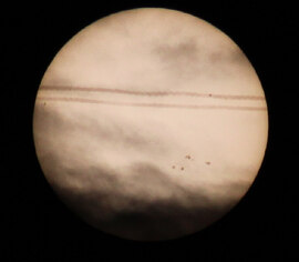 Felhők mögött a Nap és kondenz csík