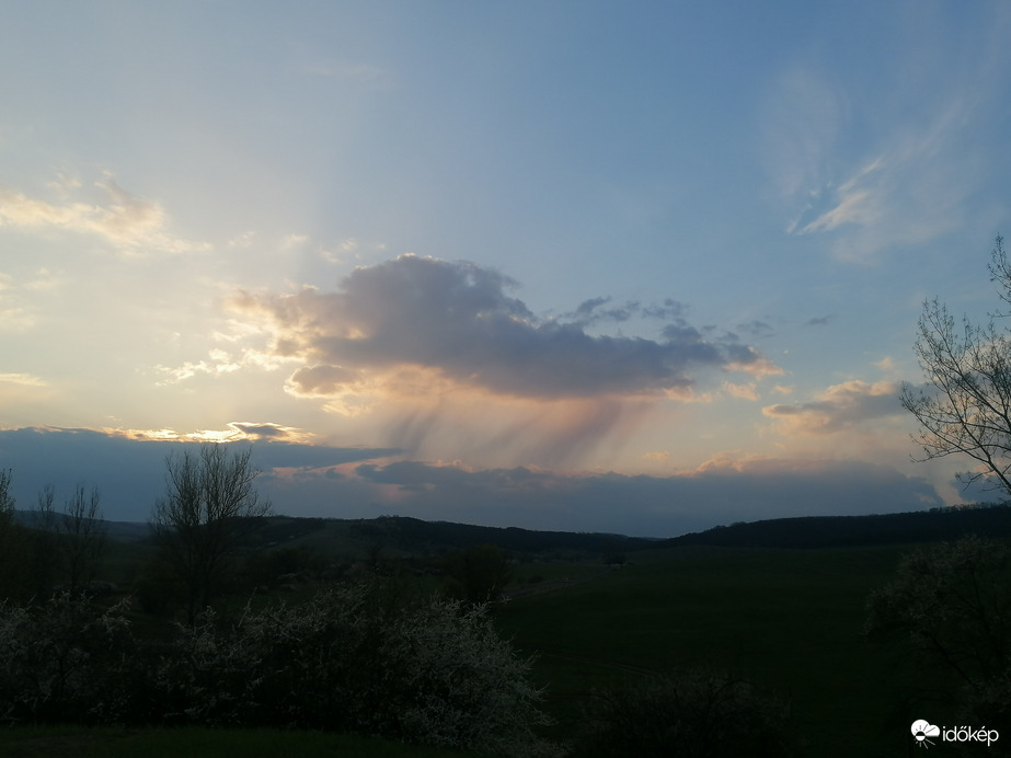 Tavaszi zápor a lemenő nap megvilágításban 