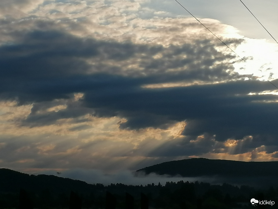 Reggeli fénysugarak párafelhővel. 