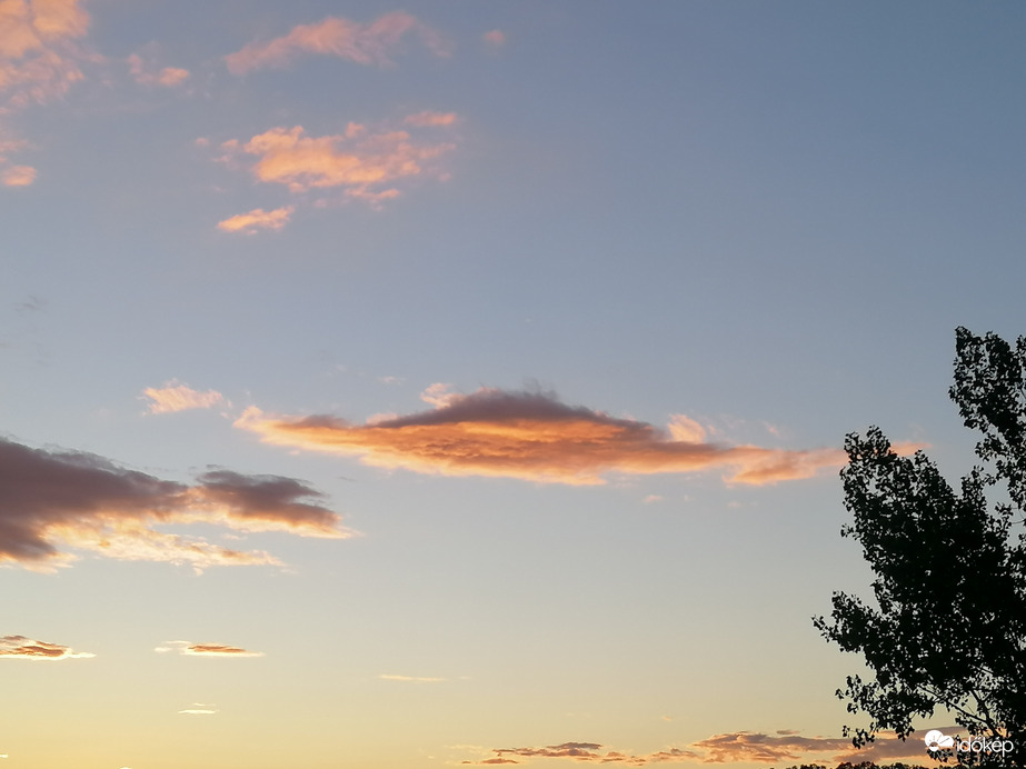 Talán ufó.. Áá csak egy felhő