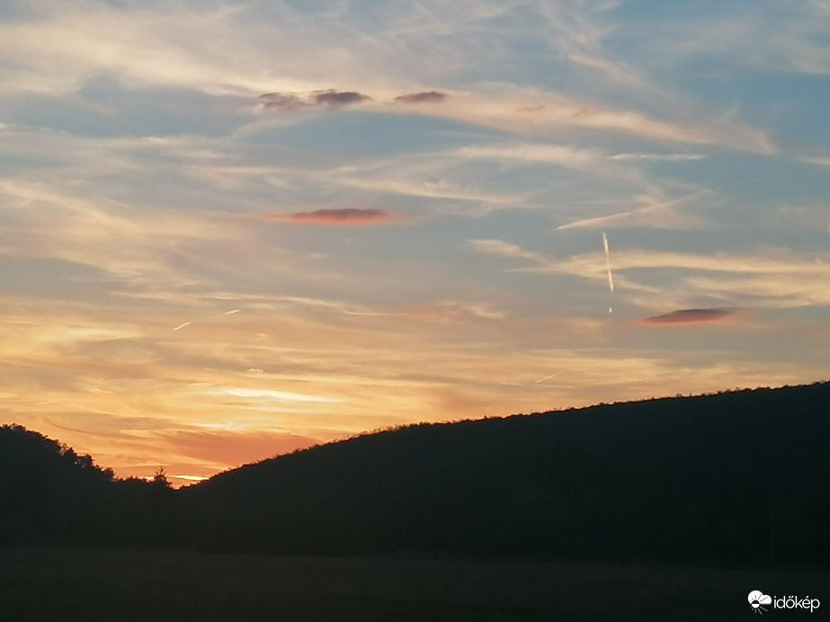 Ide bújik el a nap. 