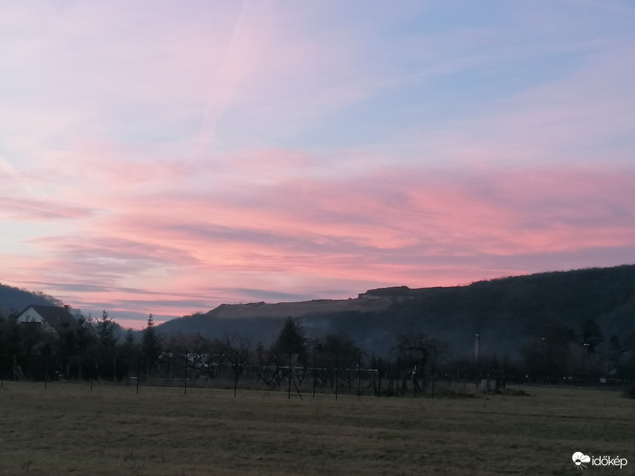 A lemenő nap fényében 