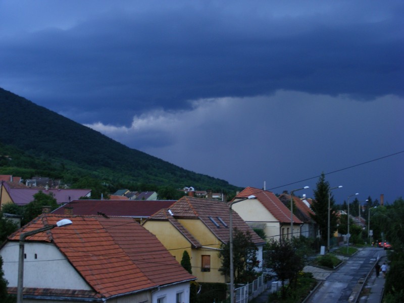 Vihar előtt az utcánkaban