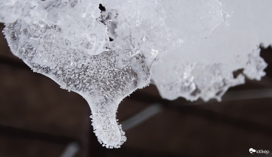 A jég is megfagyott.