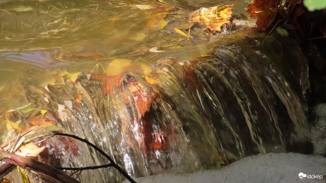 Mini vízesés őszi levelekkel