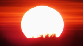 Kissé torzult napkorong.