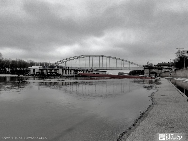 Áradó Tisza a szegedi Huszár Mátyás rakparton
