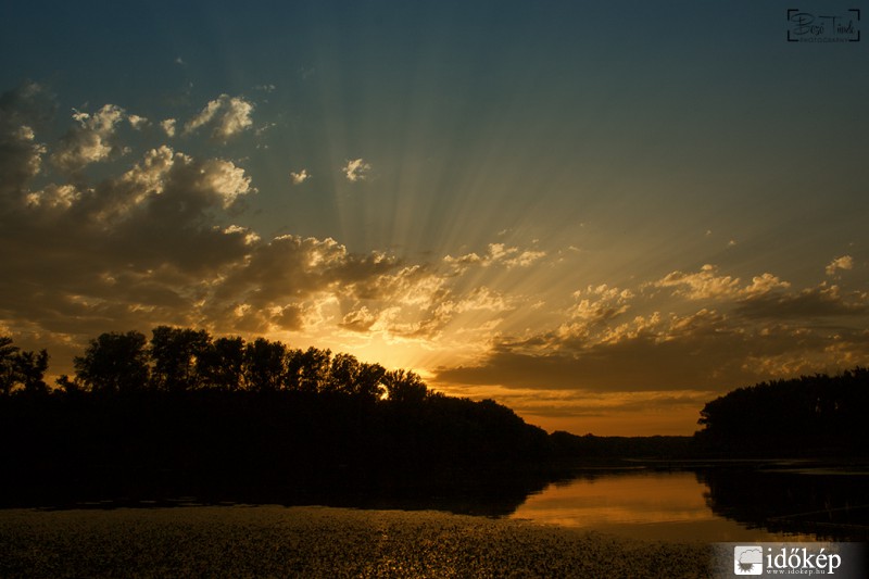 Naplemente a holtág partján