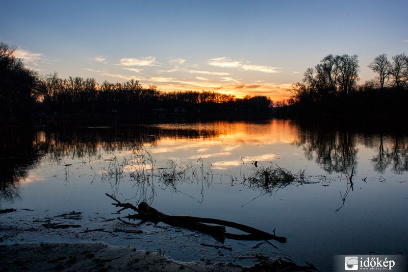 Szenteste naplementéje