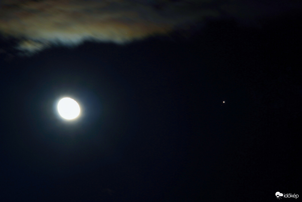 Hold Jupiter együttállás a felhők között 