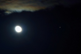 Hold Jupiter együttállás a felhők között 