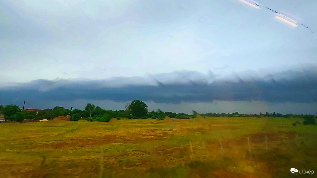 Budapestre így érkezett a mai rendszer. (Vonatból fotózva)