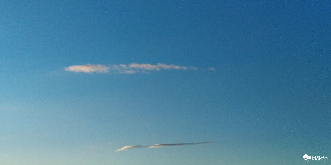 Felhőcsíkok ma délután 