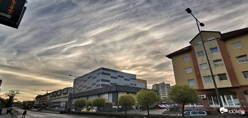 Halvány haló a reggeli égen Pest Erzsébeten. 