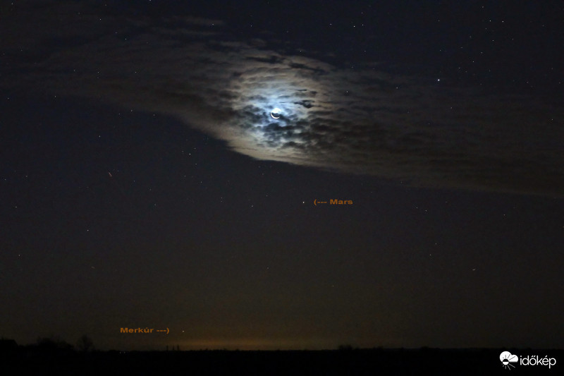 Holdkoszorú + két bolygó a pirkadati égen.