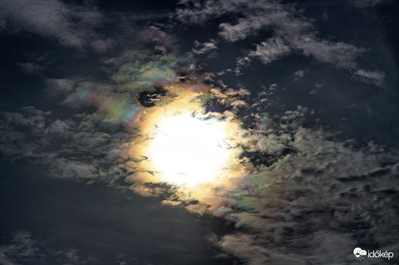 Szakadozott napkoszorú.