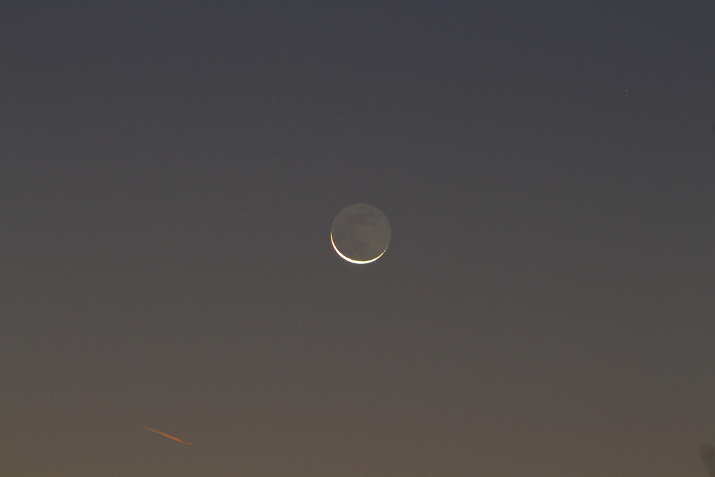 3%-os holdsarló a kora reggeli égen.